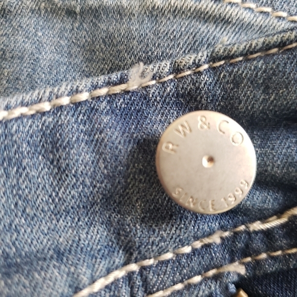 RW&CO BLUE LIGHT WASH JEANS DENIM SKIRT FADED AREA SIZE 12 - Picture 2 of 10